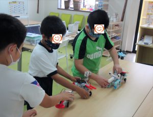 授業前にロボットで遊ぶ生徒達