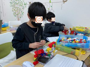 オリジナル信号機を組立中