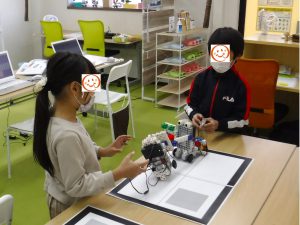 バトルロボットで対決している様子