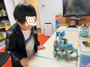 作った６足歩行ロボットを歩かせている様子