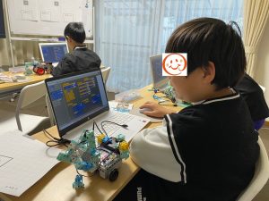 ロボットのプログラムをパソコンで作成している様子