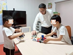 ロボットでサッカーゲームをしている様子