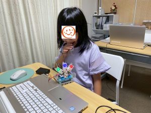 声を出してLEDライトを点灯している様子
