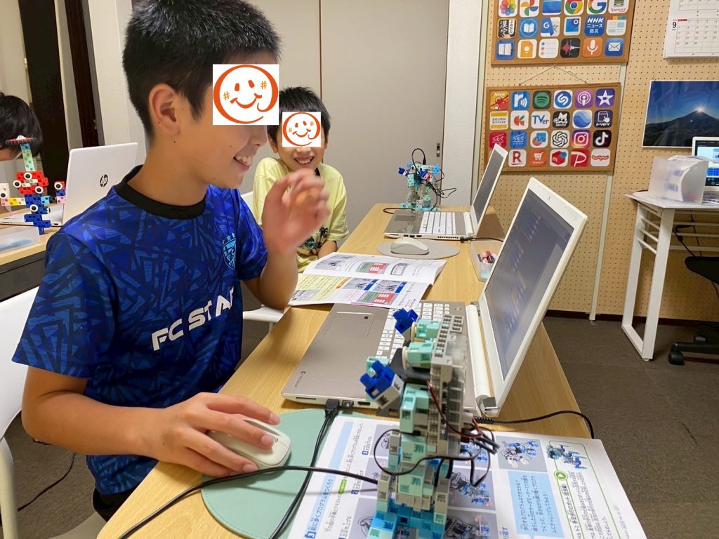 パソコンでロボットのプログラミングをしている様子