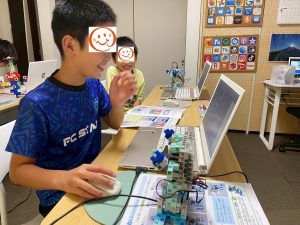 パソコンでロボットのプログラミングをしている様子