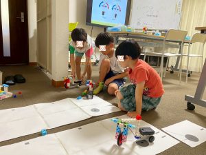 ハンドリングゲームで盛り上がっている様子