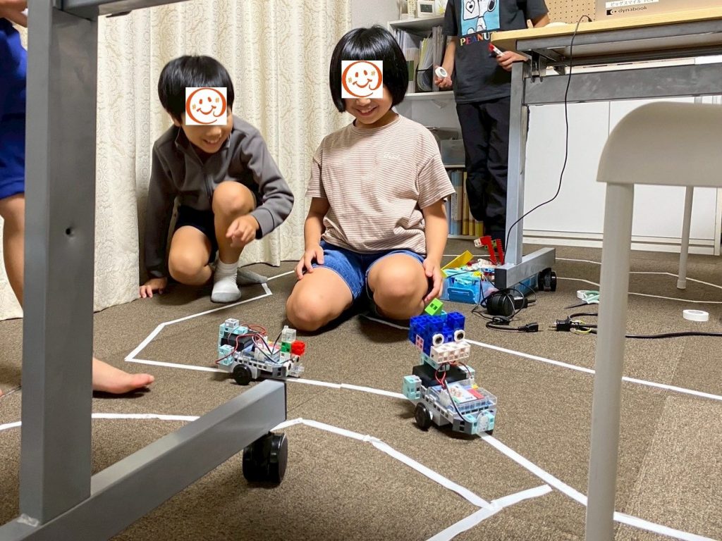 オリジナルコースで車を走らせている様子