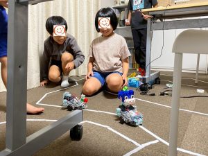 オリジナルコースで車を走らせている様子