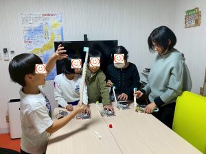 ブロック飛ばし対決の様子