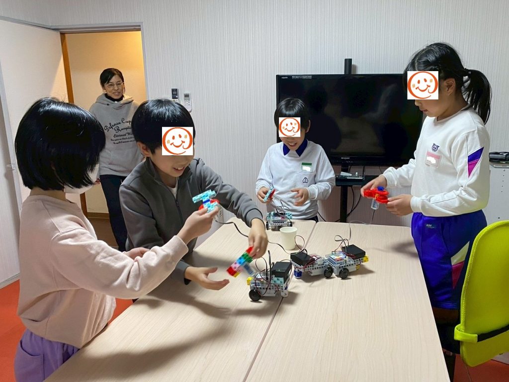 完成した車をみんなで走らせている様子