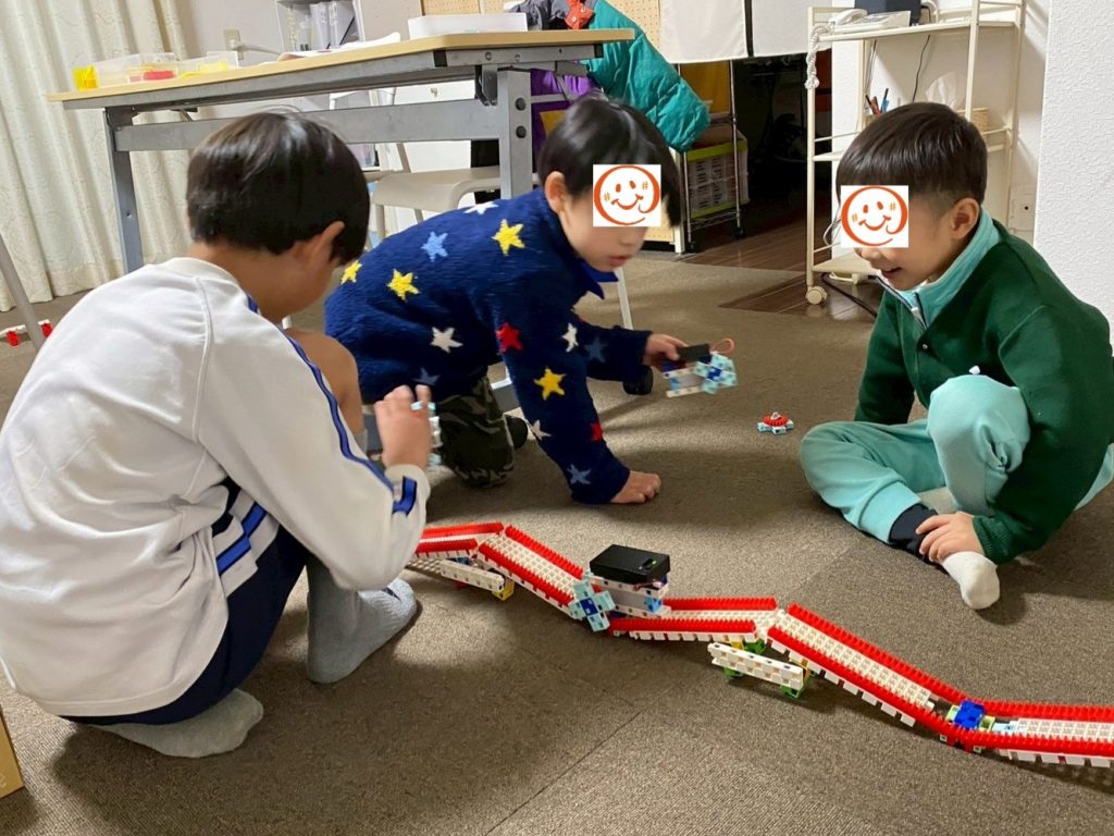 線路を繋げて完成した車を走らせている様子